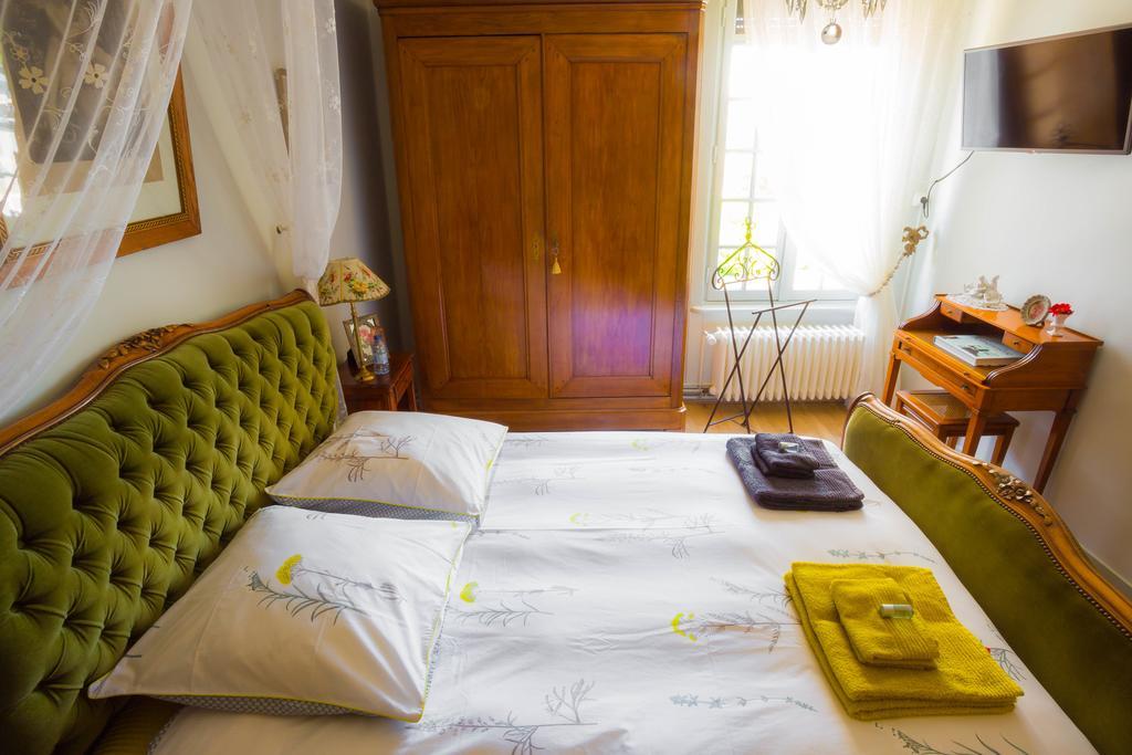 La Petite Maison Pres De L'Eglise Meillac Номер фото